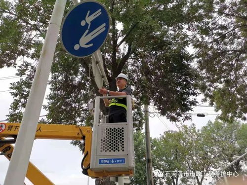 守護(hù)城市動(dòng)脈 大風(fēng)來(lái)襲，石河子市政工人緊急加固交通指示牌